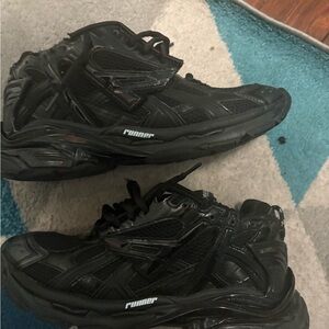 Black Balenciaga Runners
Size 11/44
600